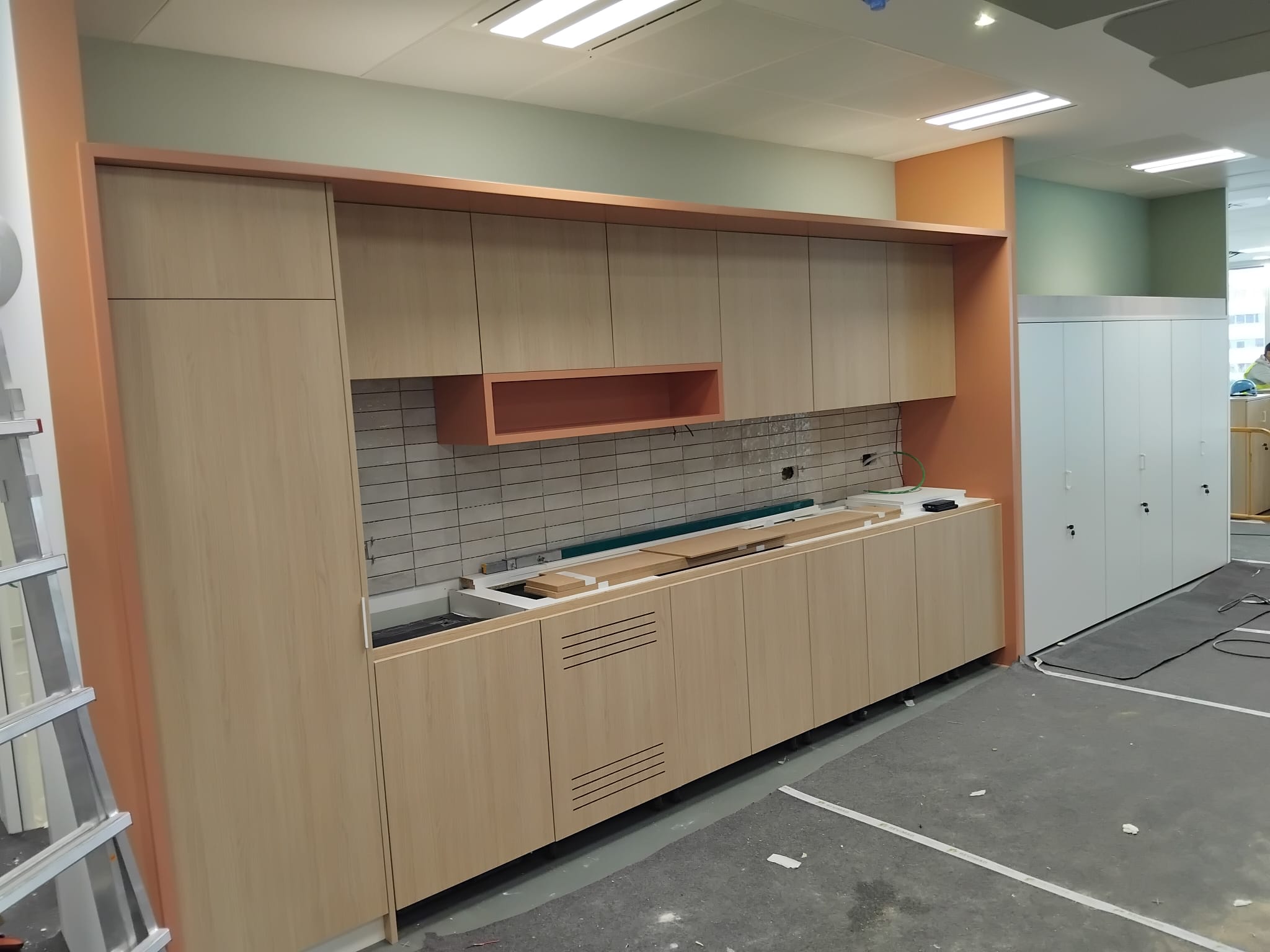 Stand panel lateral